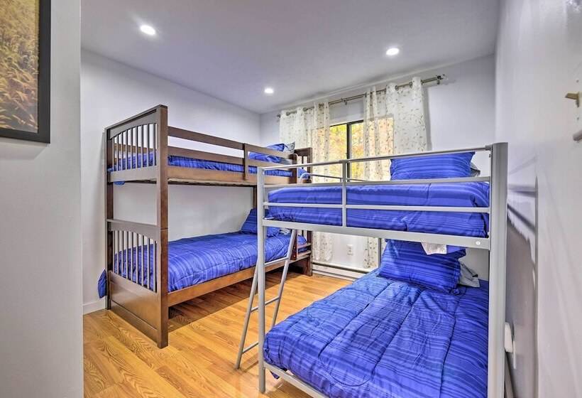 Poconos Retreat W/ Hot Tub, Balcony & Pool Access!