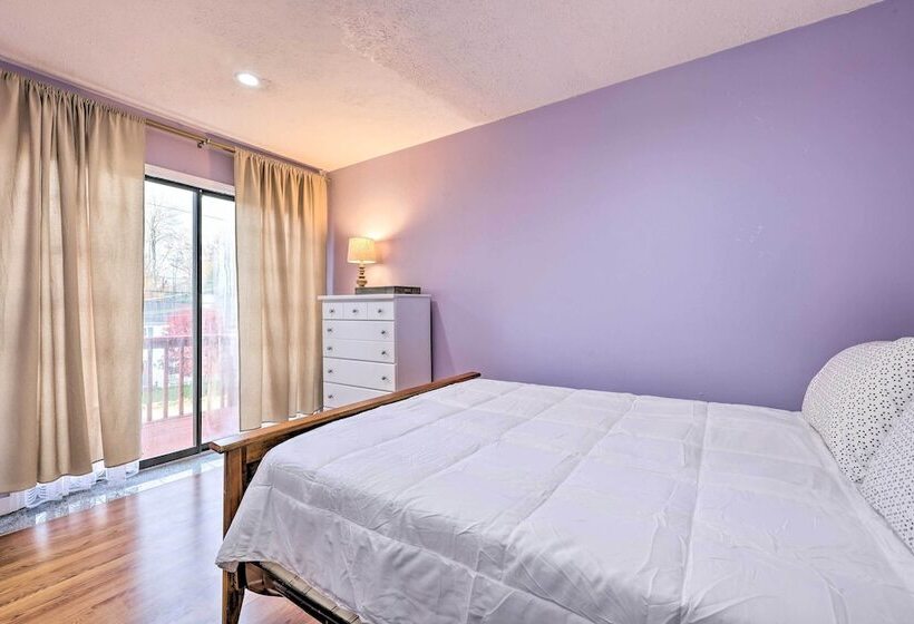 Poconos Retreat W/ Hot Tub, Balcony & Pool Access!