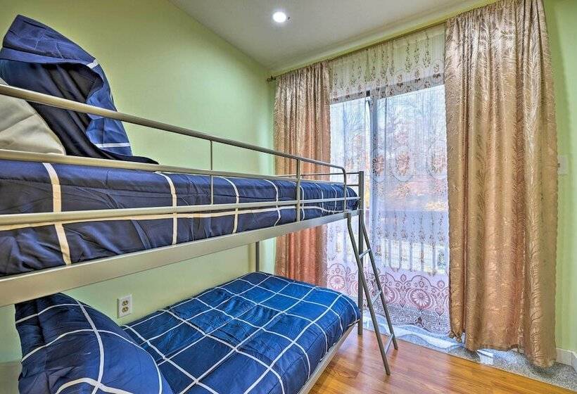 Poconos Retreat W/ Hot Tub, Balcony & Pool Access!