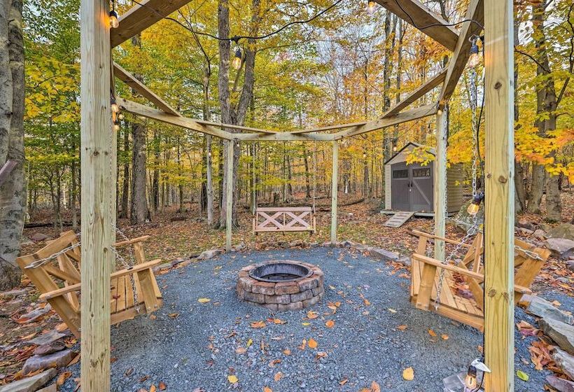 Poconos Retreat W/ Hot Tub, Balcony & Pool Access!