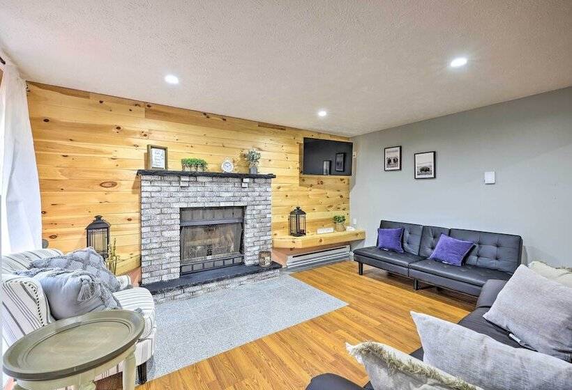 Poconos Retreat W/ Hot Tub, Balcony & Pool Access!