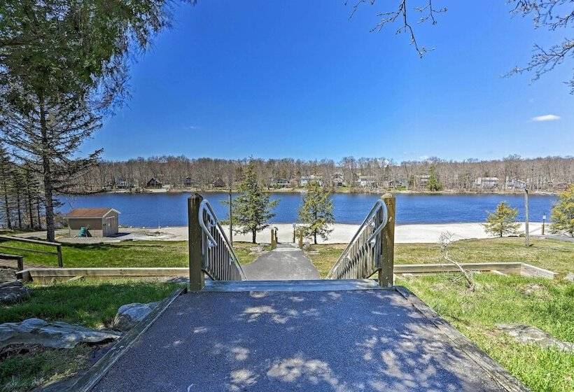 Poconos Retreat W/ Hot Tub, Balcony & Pool Access!