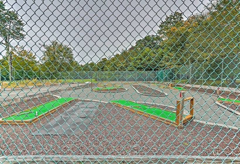 Poconos Retreat W/ Hot Tub, Balcony & Pool Access!