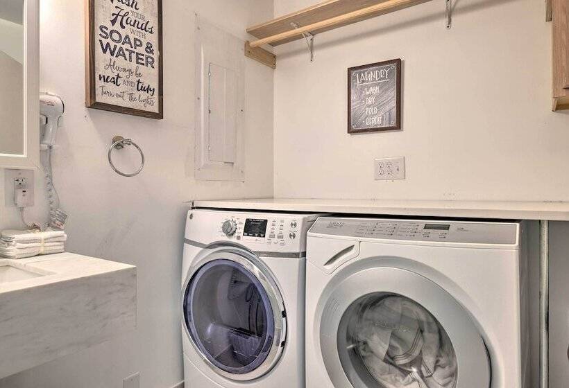 Poconos Retreat W/ Hot Tub, Balcony & Pool Access!