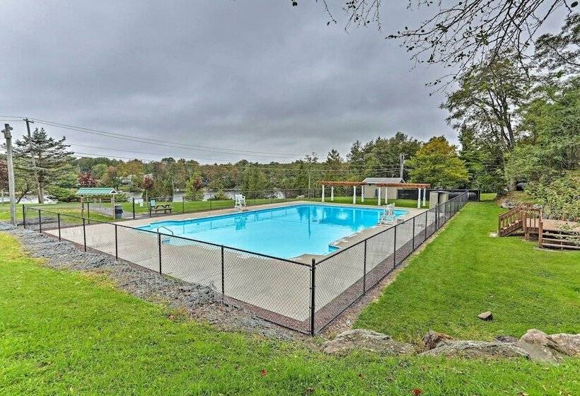 Poconos Retreat W/ Hot Tub, Balcony & Pool Access!