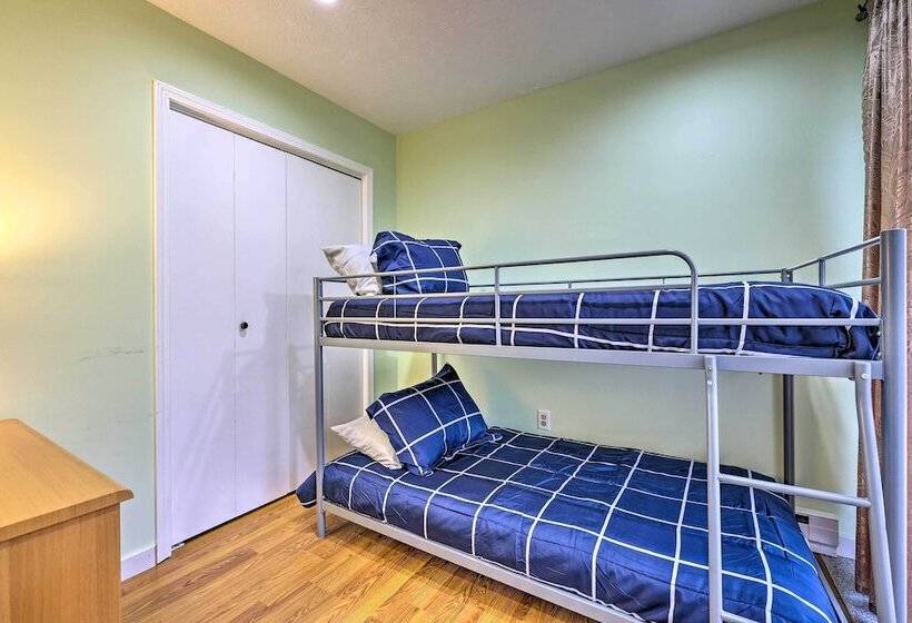 Poconos Retreat W/ Hot Tub, Balcony & Pool Access!