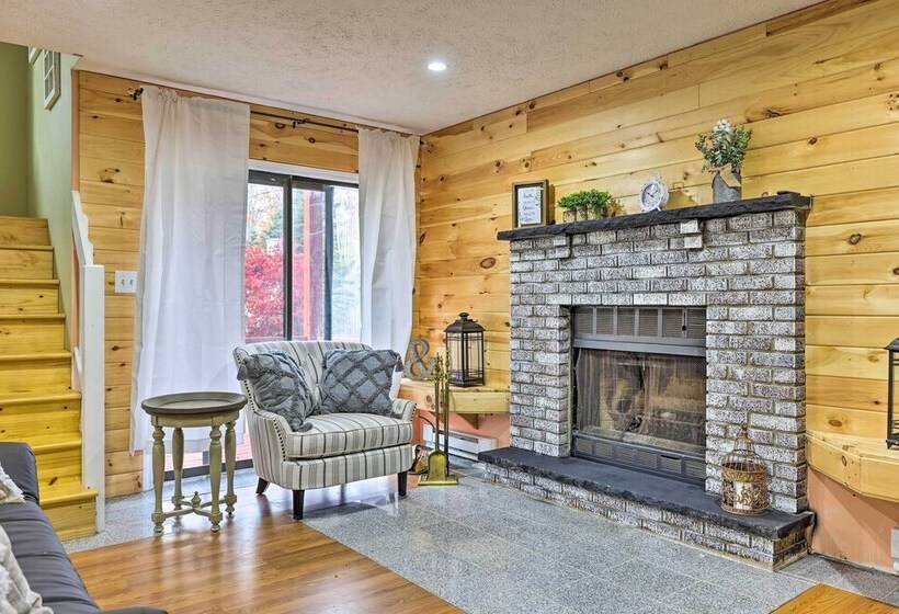 Poconos Retreat W/ Hot Tub, Balcony & Pool Access!