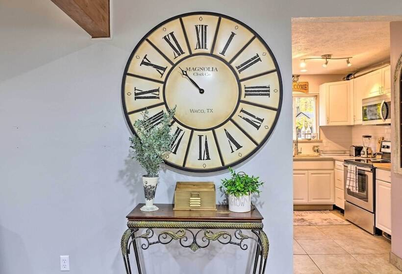 Poconos Retreat W/ Hot Tub, Balcony & Pool Access!