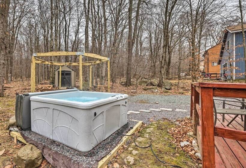 Poconos Retreat W/ Hot Tub, Balcony & Pool Access!