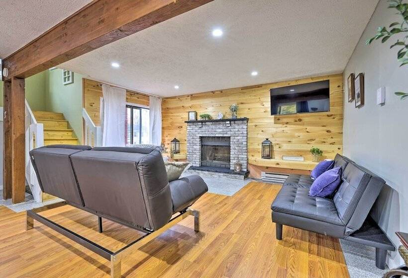 Poconos Retreat W/ Hot Tub, Balcony & Pool Access!