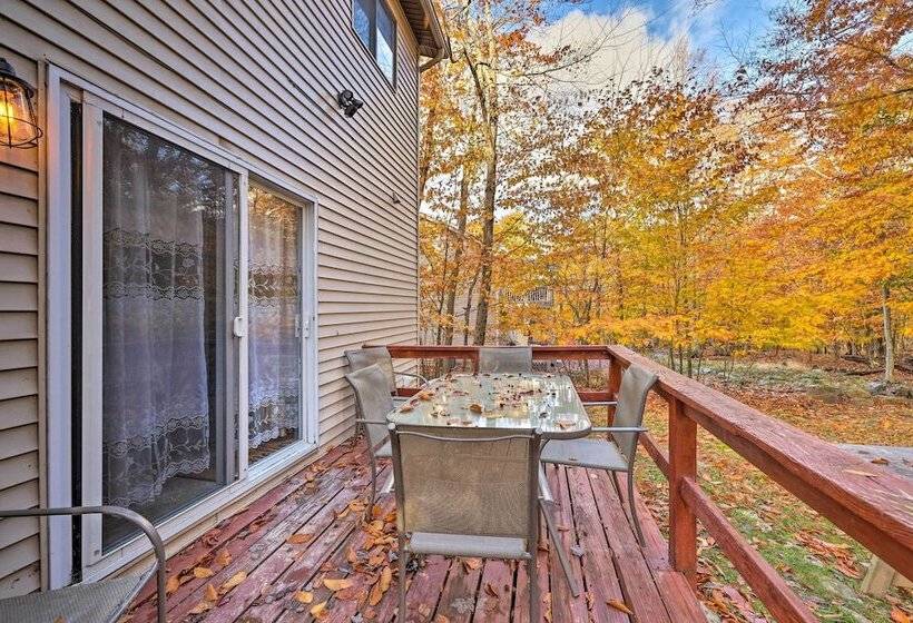 Poconos Retreat W/ Hot Tub, Balcony & Pool Access!