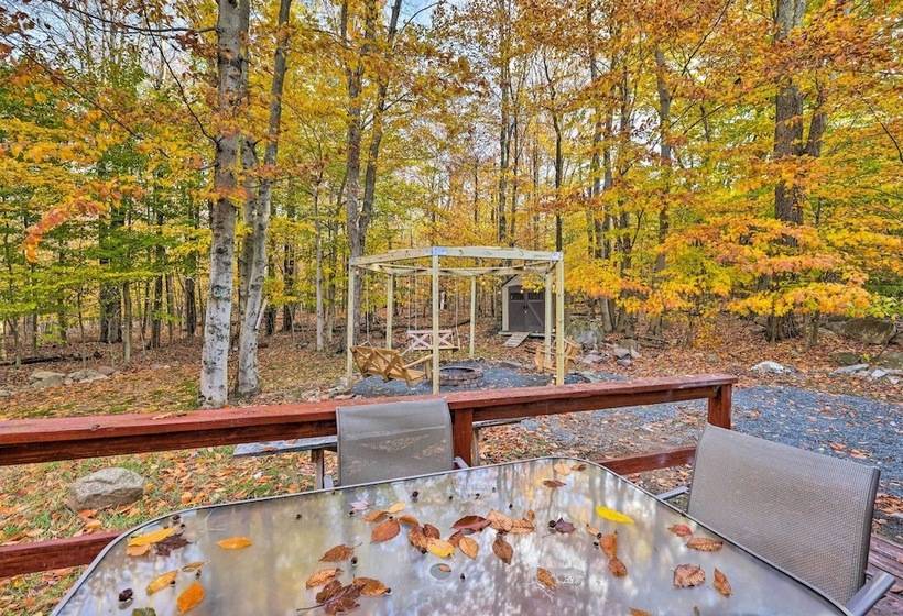 Poconos Retreat W/ Hot Tub, Balcony & Pool Access!