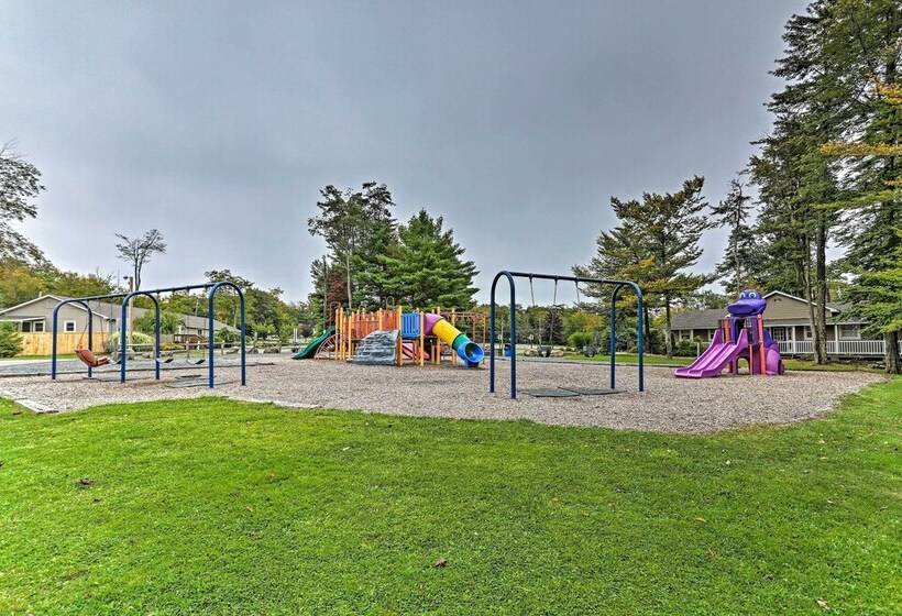 Poconos Retreat W/ Hot Tub, Balcony & Pool Access!