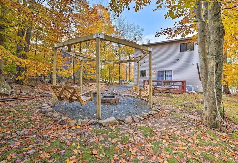 Poconos Retreat W/ Hot Tub, Balcony & Pool Access!