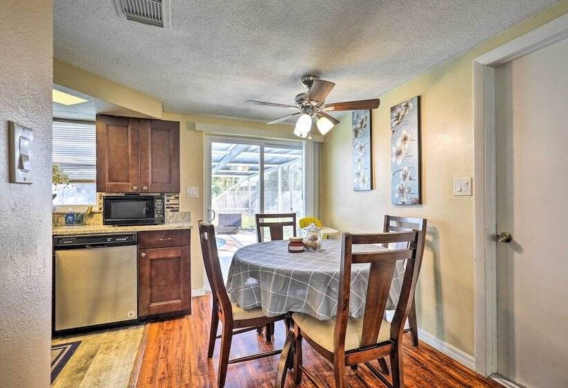 Family Home W/ Lanai & Yard In Port Richey!