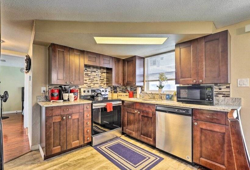 Family Home W/ Lanai & Yard In Port Richey!