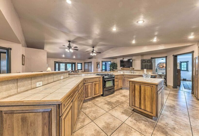 Casa Ruidoso Cabin: Hot Tub, Views & Pool Table!