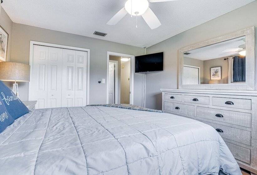 Private & Picturesque Escape On Lake Henry!