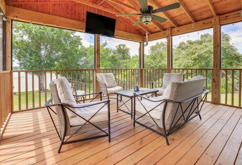 Private & Picturesque Escape On Lake Henry!