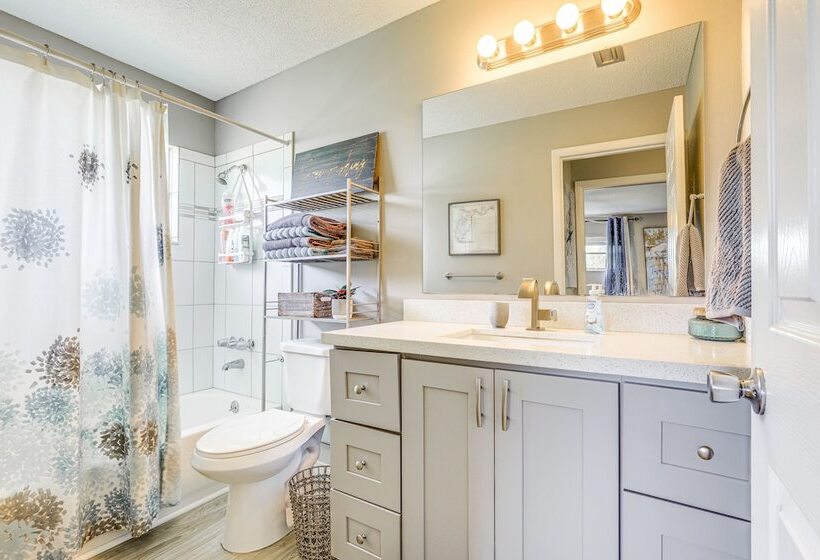 Private & Picturesque Escape On Lake Henry!