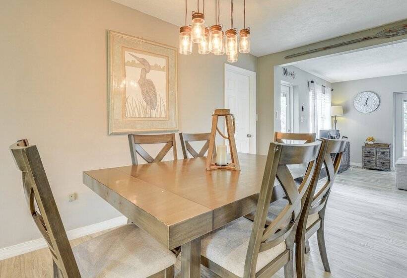 Private & Picturesque Escape On Lake Henry!