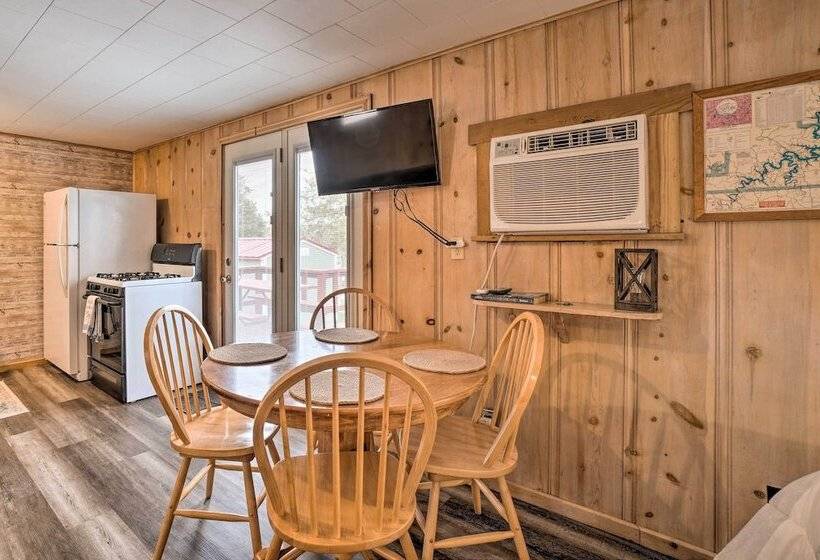 Quaint Table Rock Lake Hideout W/ Pool Access