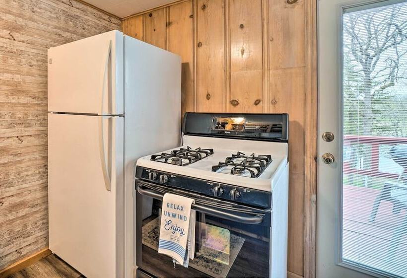 Quaint Table Rock Lake Hideout W/ Pool Access