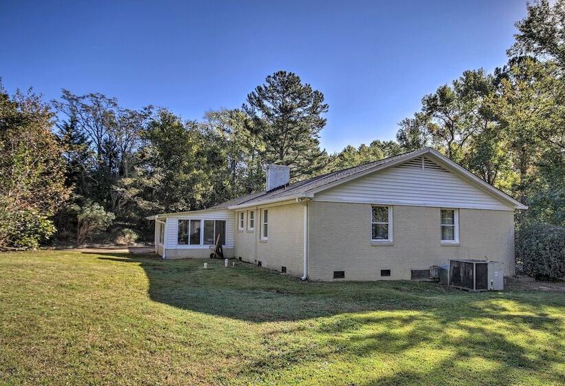 Quiet Columbia Home W/ Fire Pit & Pool Table!