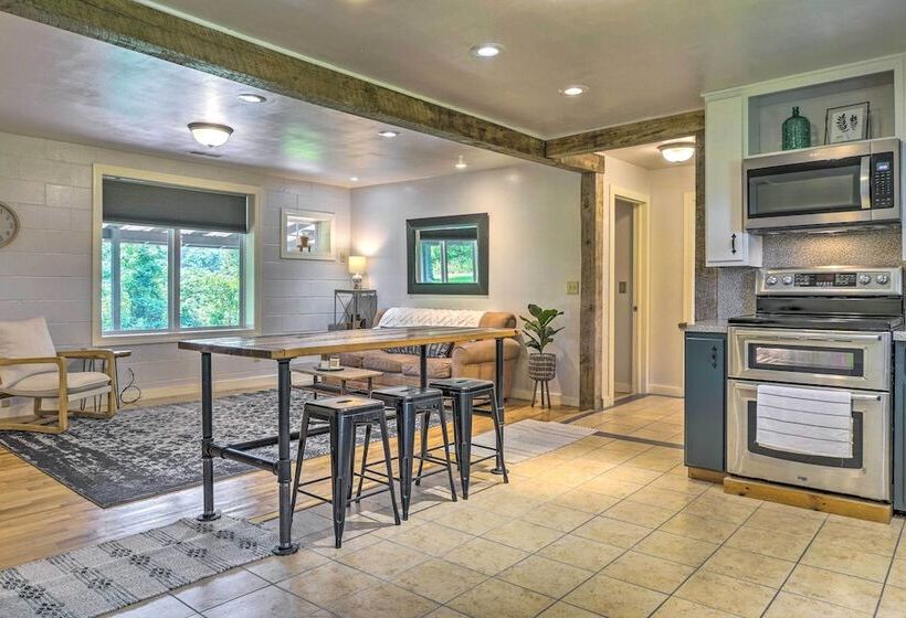 Quiet Country Home In Ava With Chic Interior!