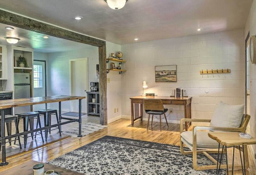 Quiet Country Home In Ava With Chic Interior!