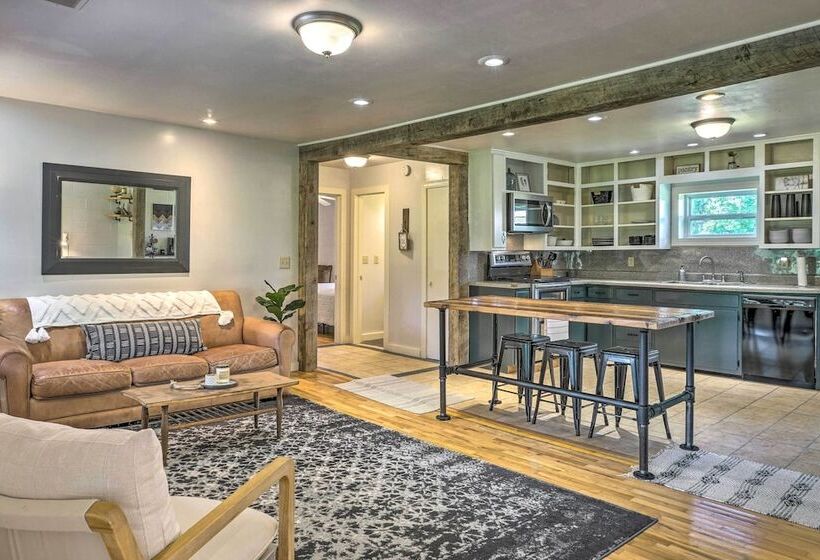 Quiet Country Home In Ava With Chic Interior!