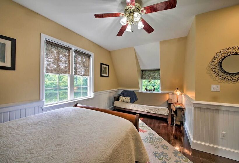 Quiet St Charles Cottage W/ Patio & 4 Acres