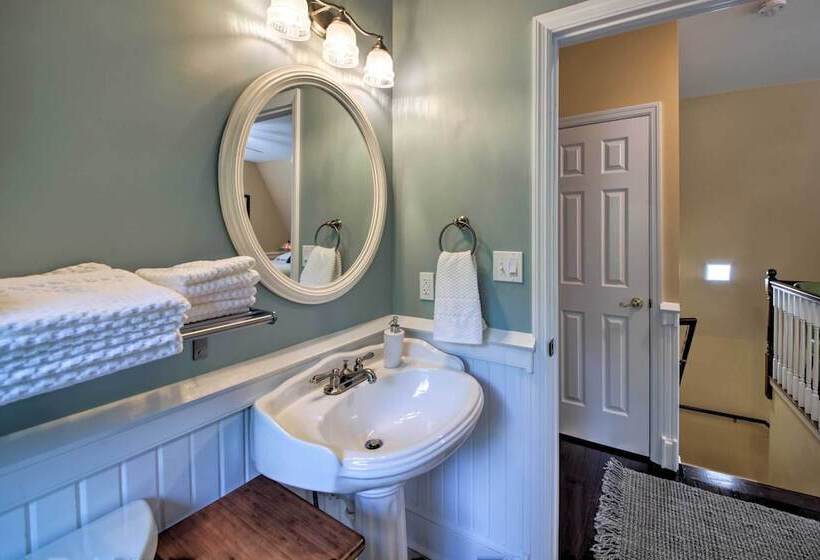 Quiet St Charles Cottage W/ Patio & 4 Acres