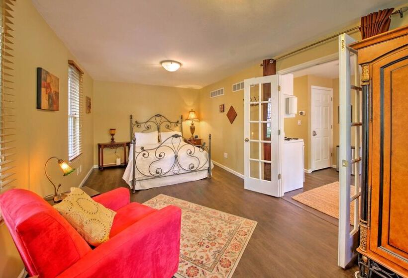 Quiet St Charles Cottage W/ Patio & 4 Acres