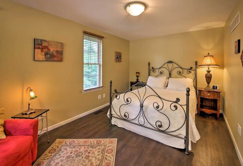 Quiet St Charles Cottage W/ Patio & 4 Acres