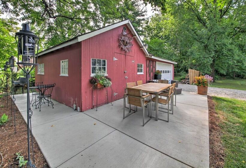 Quiet St Charles Cottage W/ Patio & 4 Acres