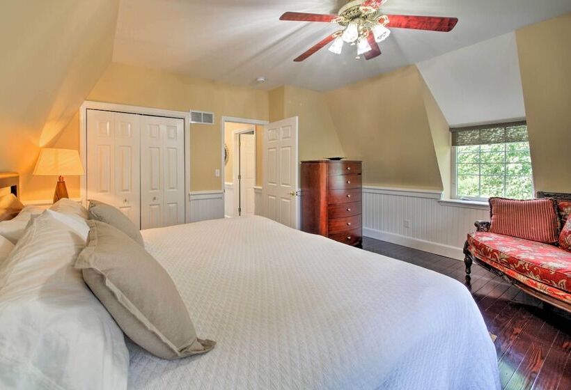 Quiet St Charles Cottage W/ Patio & 4 Acres