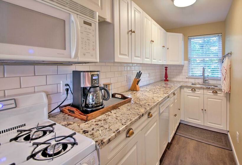 Quiet St Charles Cottage W/ Patio & 4 Acres