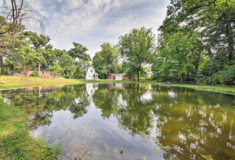 Quiet St Charles Cottage W/ Patio & 4 Acres