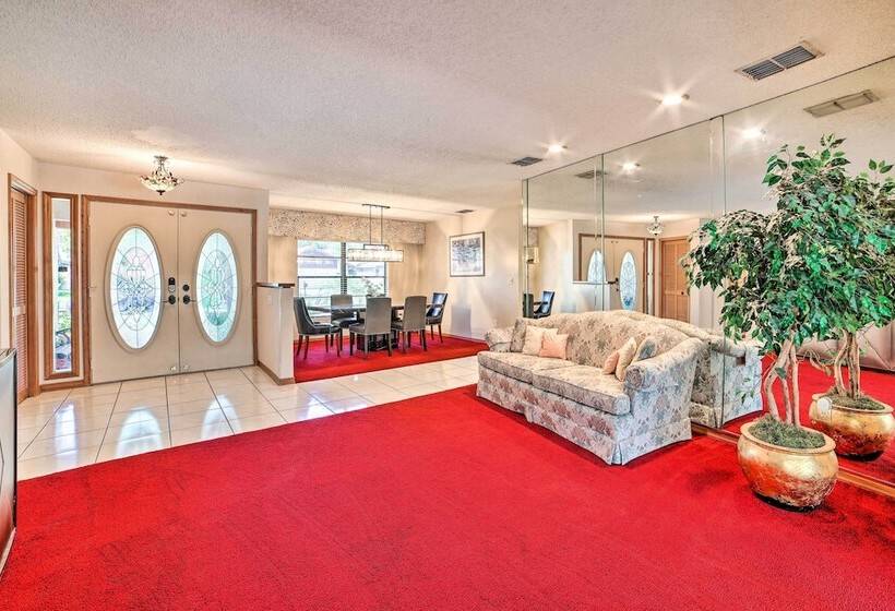 Relaxing Tampa Abode W/ Screened Lanai & Pool