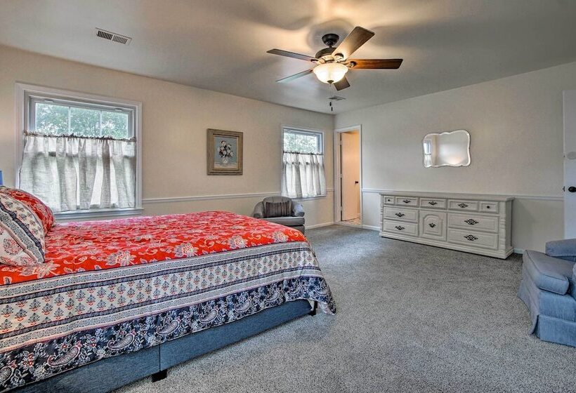 Remodeled Historic Farmhouse ~20 Mi To Kc!