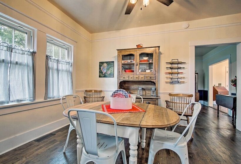 Remodeled Historic Farmhouse ~20 Mi To Kc!