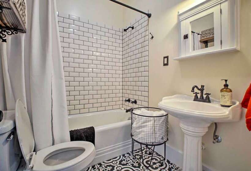 Remodeled Historic Farmhouse ~20 Mi To Kc!