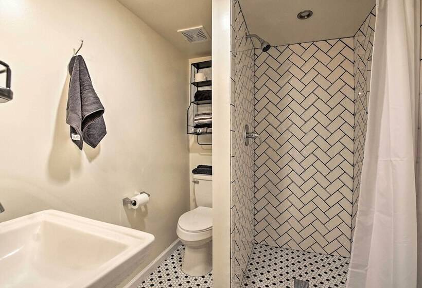 Remodeled Historic Farmhouse ~20 Mi To Kc!