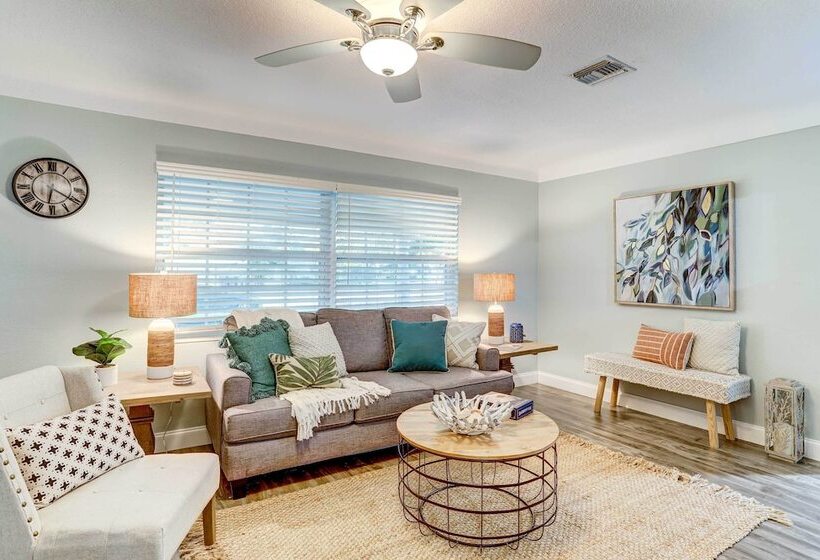 Remodeled St Petersburg Retreat W/ Hot Tub!