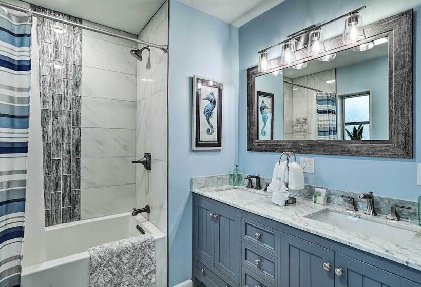 Remodeled St Petersburg Retreat W/ Hot Tub!