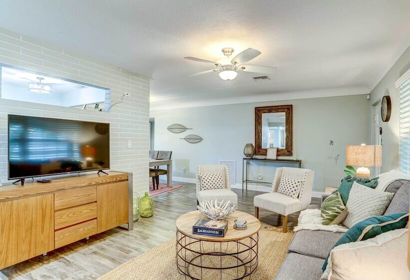 Remodeled St Petersburg Retreat W/ Hot Tub!