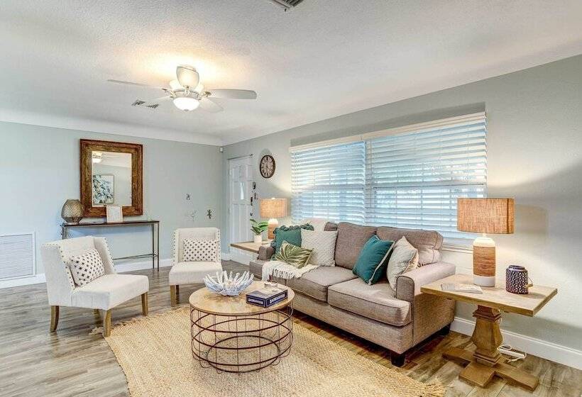 Remodeled St Petersburg Retreat W/ Hot Tub!