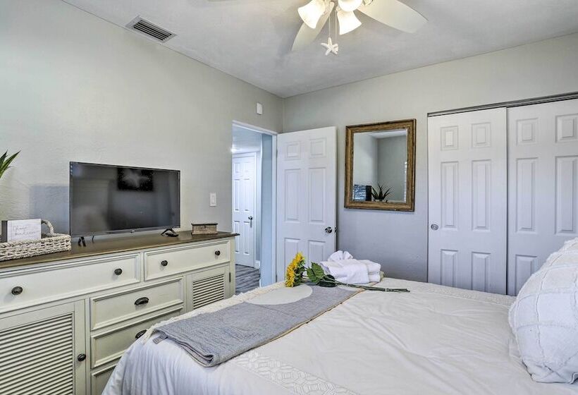 Remodeled St Petersburg Retreat W/ Hot Tub!