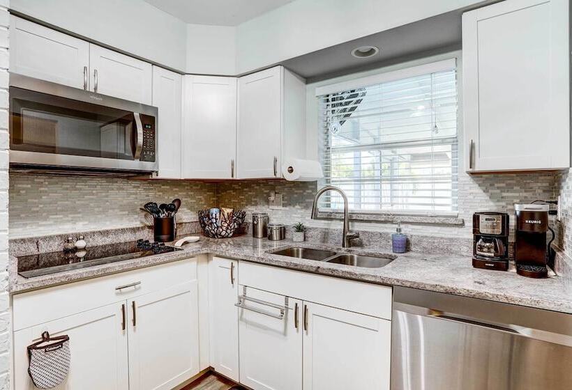 Remodeled St Petersburg Retreat W/ Hot Tub!